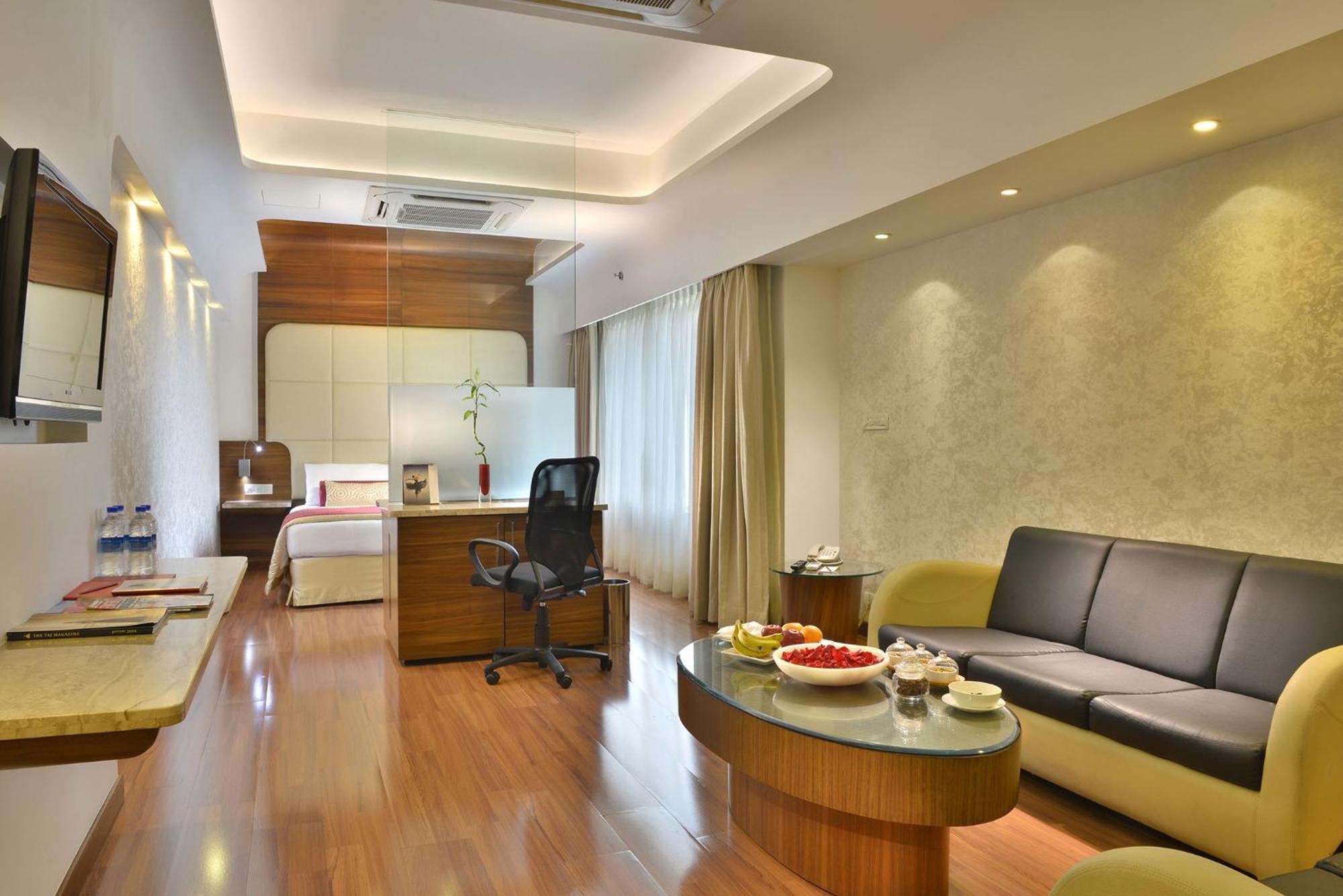 Executive Suite Queen Bed City View Complimentary 01 way Airport transfer